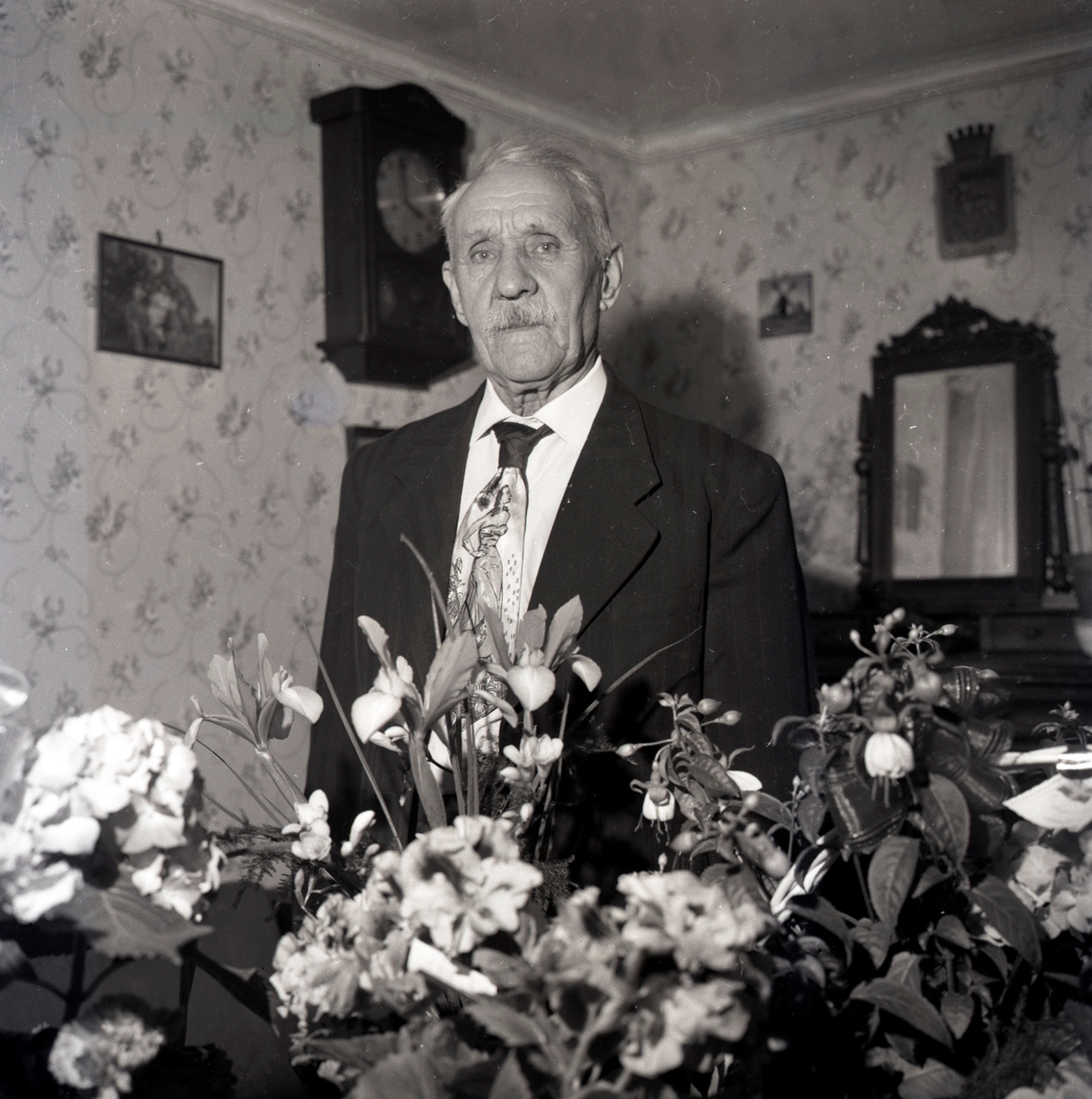 Murare Nilsson i Långlöt, bosatt på Halltorps ålderdomshem gratuleras på 100-årsdagen..