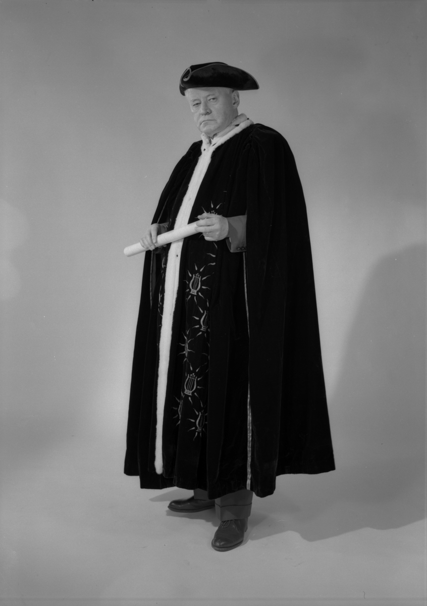 Thor Bendz Kielland (1894-1963). Kielland var direktør på Kunstindustrimuseet i Oslo fra 1928 til ca. 1960. Poserer i kappe og hatt.