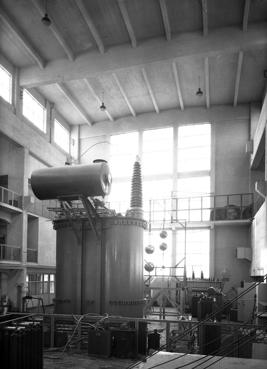 Interiørfoto av A/S Per Kure Norsk Motor- og Dynamofabrik på Hasle. Her blei det produsert transformatorer, motorer, dynamoer og andre deler til elektrisitetsbransjen. Fabrikken blei bygd i 1913, produksjonen blei lagt ned i 1989.