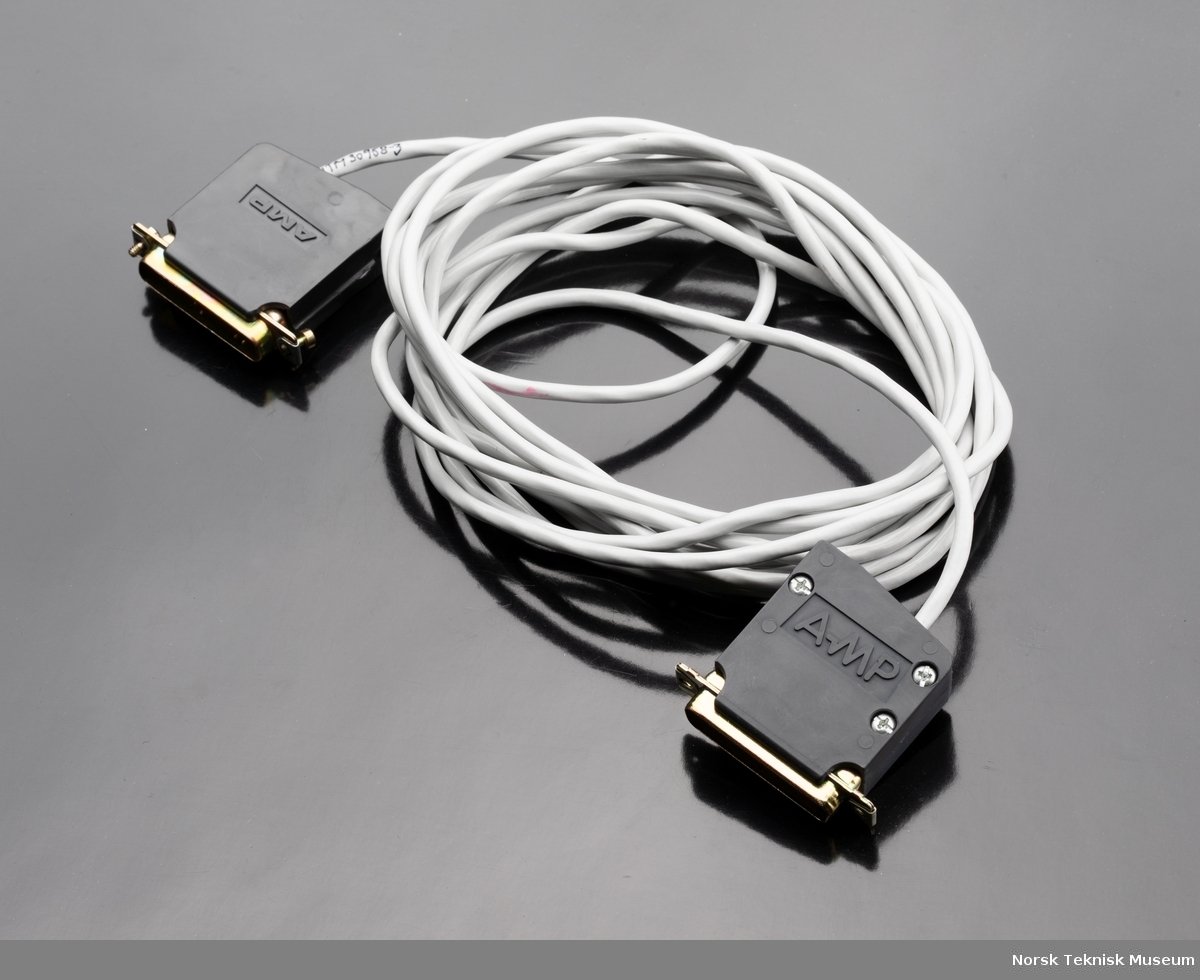 Lys grå tynn kabel med bred svart multipinskontakt i hver ende.