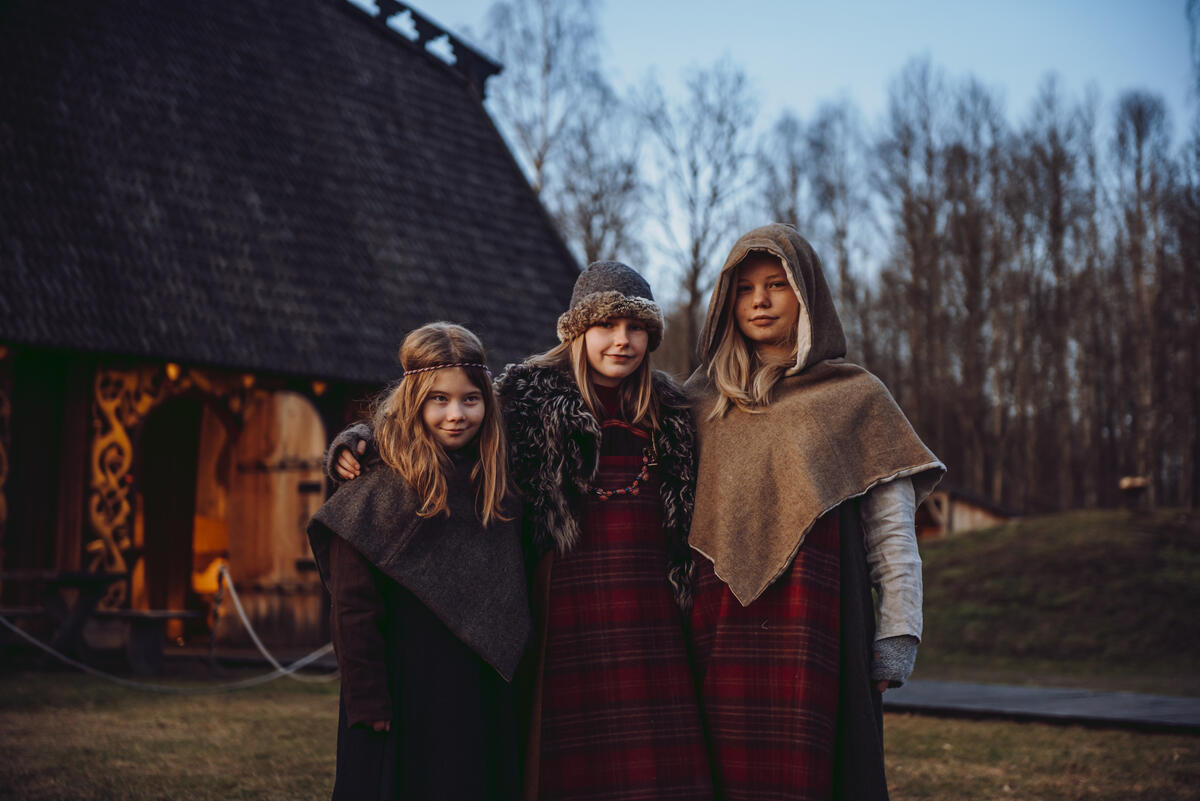 bildet viser tre jenter i vikingklær (Foto/Photo)