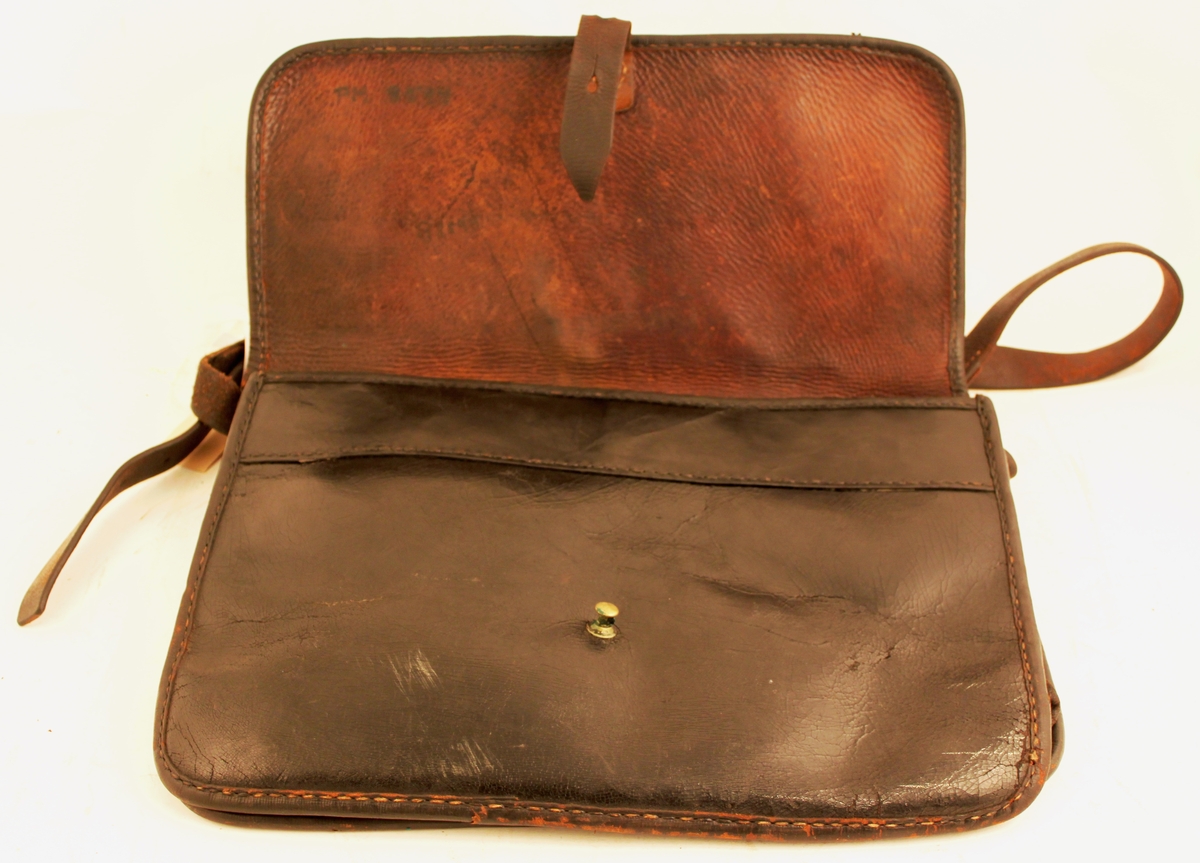 Postväska för lokalbrevbärare med bärrem, snöres igen med rem
fäst i en metallknapp. Inuti ett extra fack.
