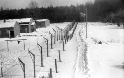 Bildet er i svart/hvitt og viser en av leirene der norske jøder ble hold fanget.. Foto/Photo