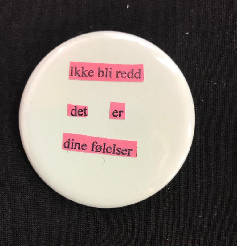 En hvit pin med rosa tekst. Det står Ikke bli redd - det er dine følelser. (Foto/Photo)