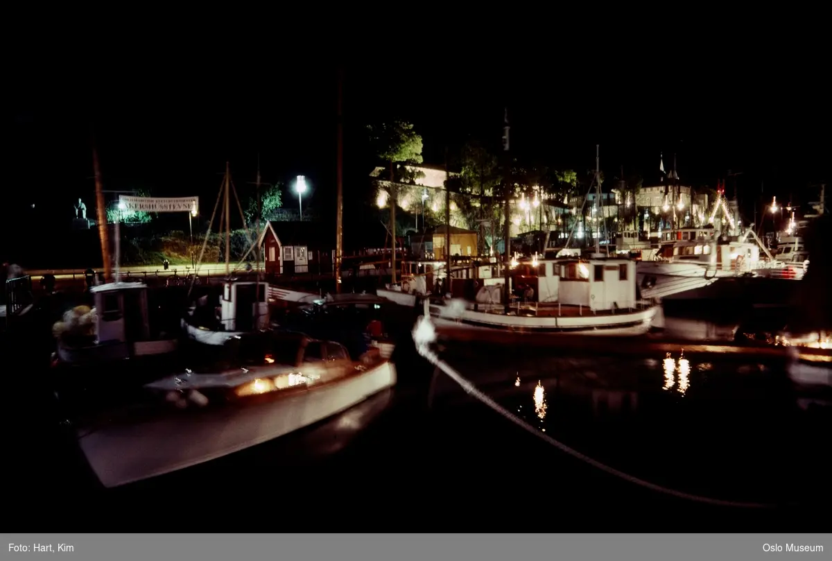Akershusstemnet, havn, fiskeskøyter, båter, nattemørke