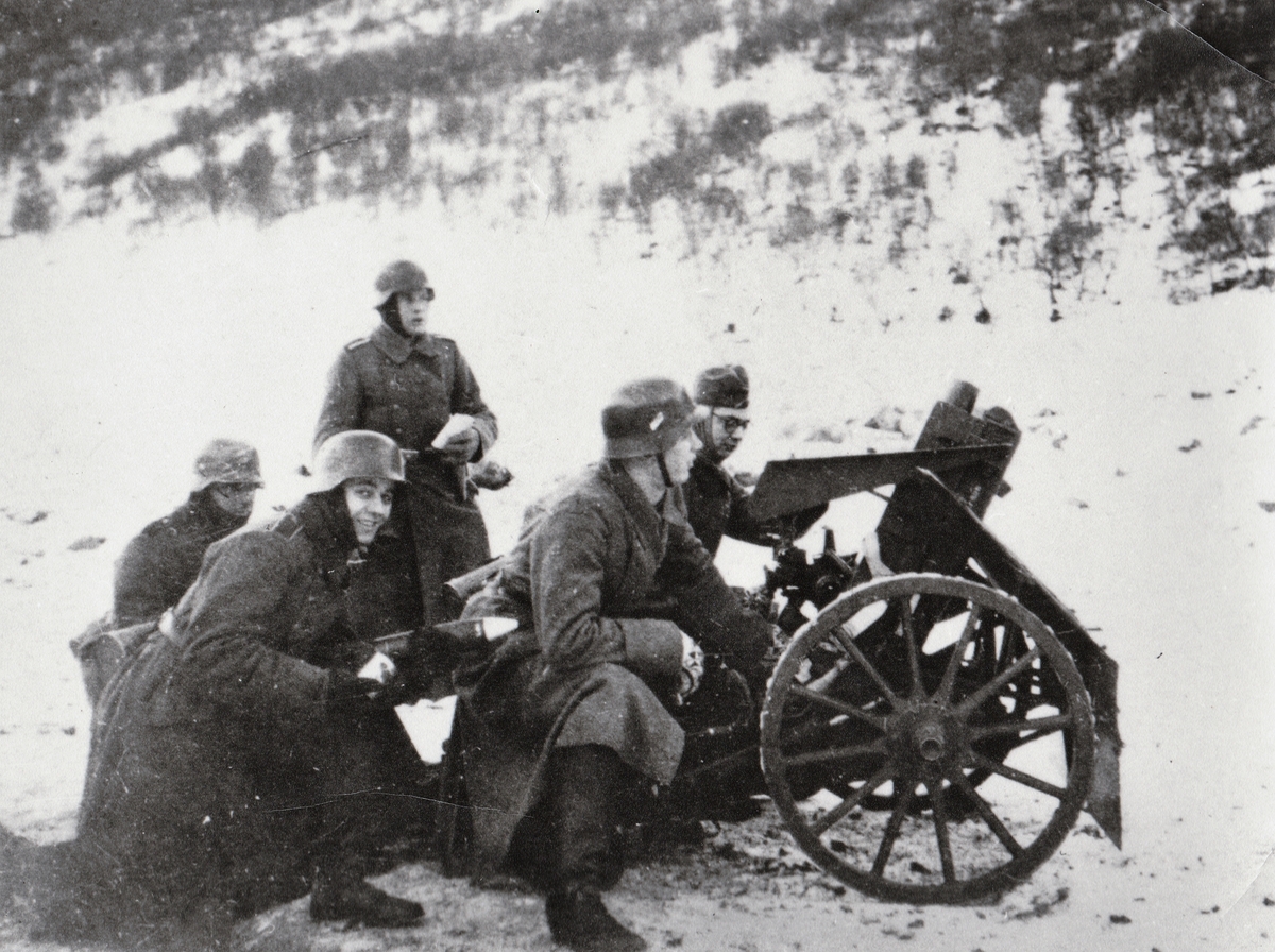 Tyske soldatar med lett feltkanon.