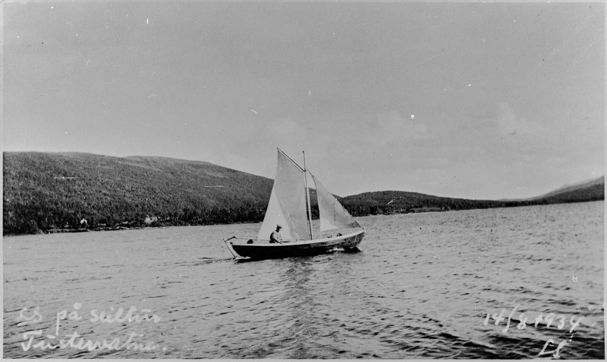 Seglbåt på Tustervatnet. Båten tilhører Leon Svenson.