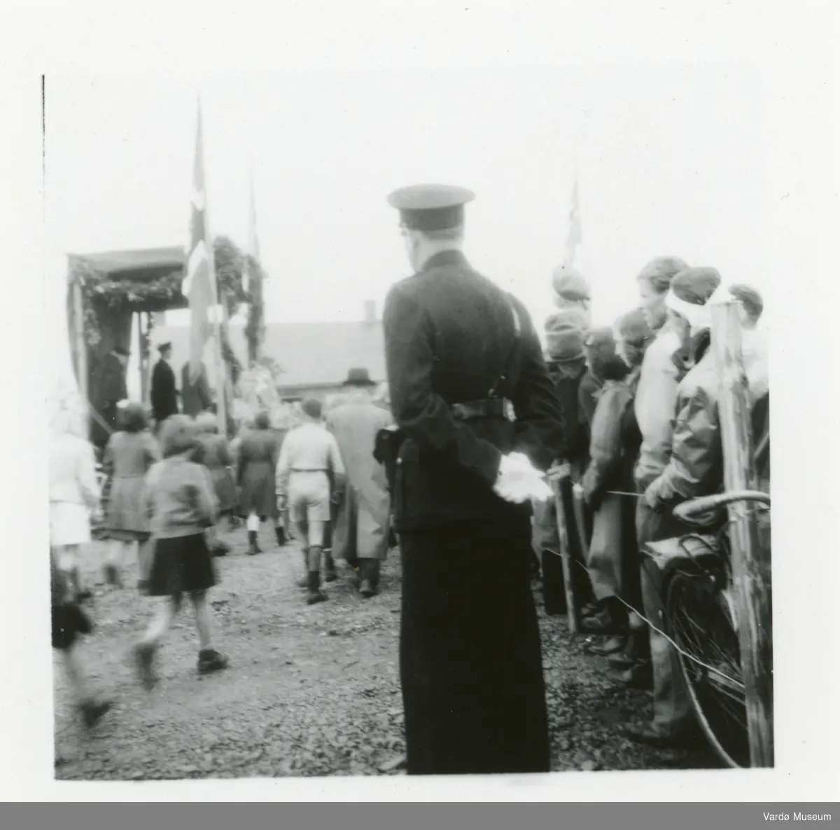 Kong Haakon VII besøker Finnmark i juli 1946. Her antatt fra Vadsø.