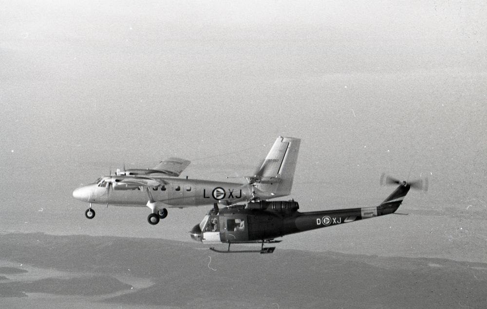 Transportfly DHC-6 Twin-Otter, sammen med helikopter Bell 204 UH-1B.