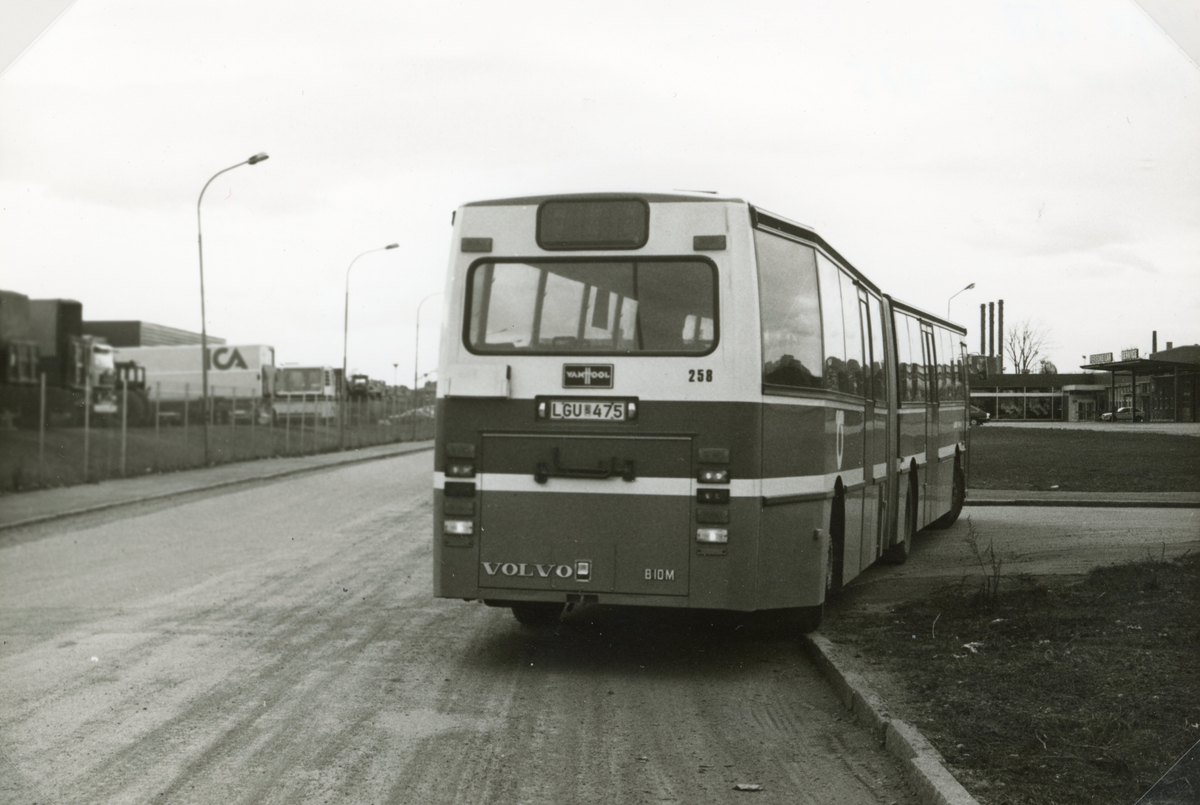 Backövning med buss nr 258 i korsningen Ottargatan - Åsbjörnsgatan år 1983.
Buss nr 258, reg.nr LGU 475, fabr. Volvo VH Ledv., Typ B 10M, årsmodell 1983, ch.nr 4641, ca. passagerera 113.