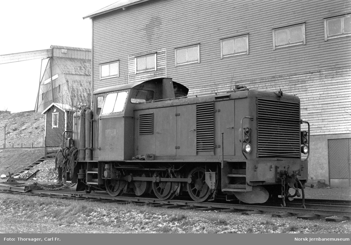 Sulitjelmabanens diesellokomotiv SAULO på Finneid stasjon etter banens nedleggelse