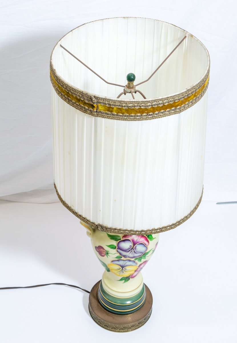 Bordlampe med fot i porselen og lys lampeskjerm.