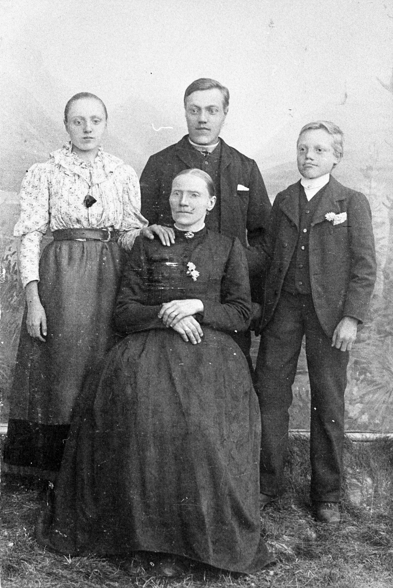 Bak frå venstre: Guri, Tomas og Andris Haugen. Framme Guri Endresdotter Haugen, f. Ellingbø