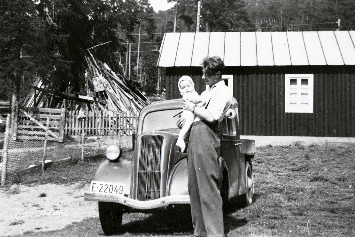 Frå venstre: Reidar K. Thune og Knut R. Thune framfor bilen, ein Fordson 1937-model.