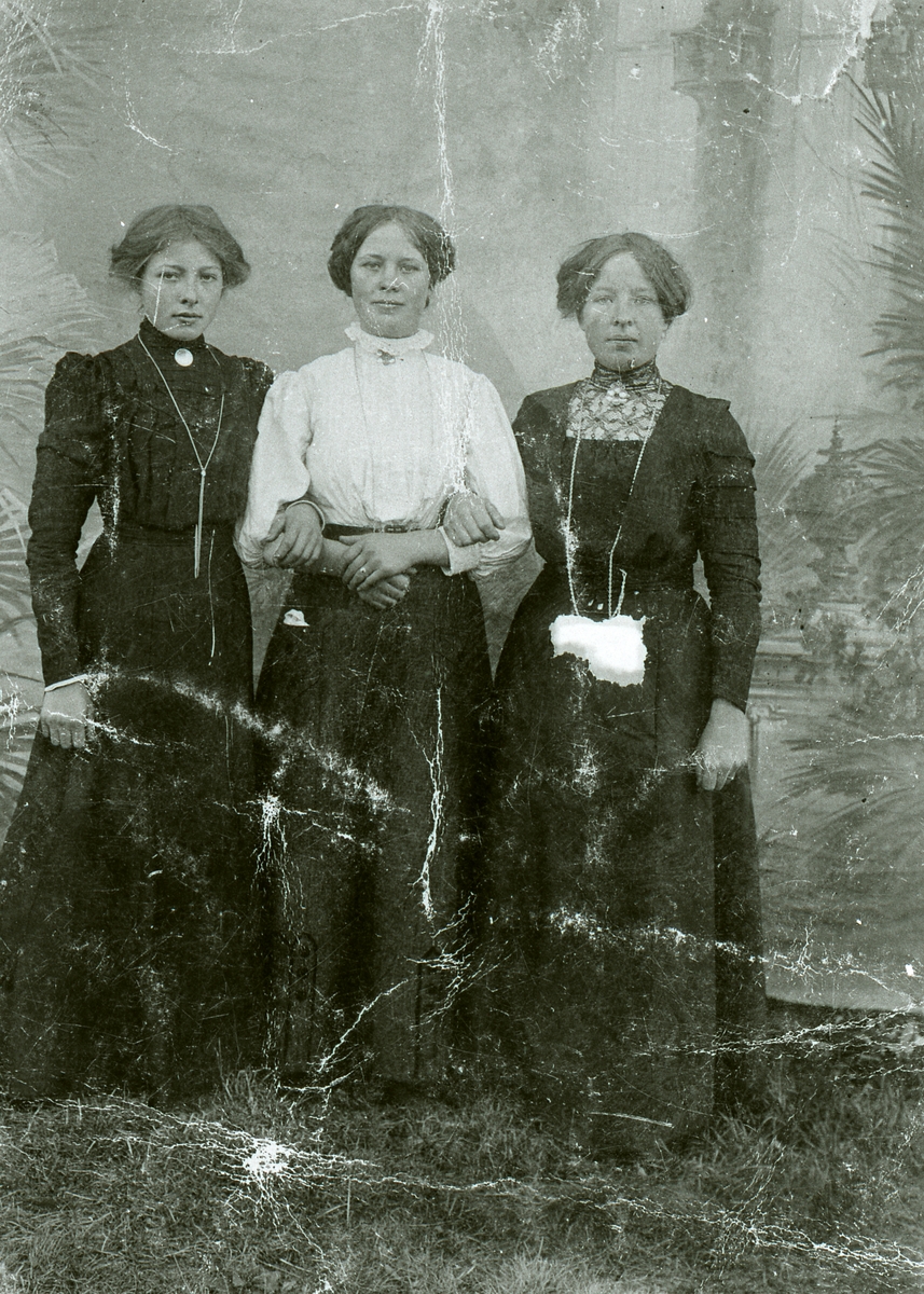 Frå venstre: Anne Rudi, Marit I. Myhre og Ragnhild Myrheim. Alle født Holene