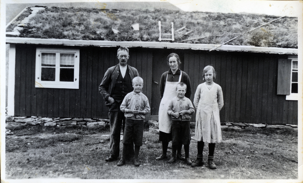 Framme frå venstre: Olav, Erik og Anne Lunde. Bak frå venstre: Nils og Synnøve Lunde