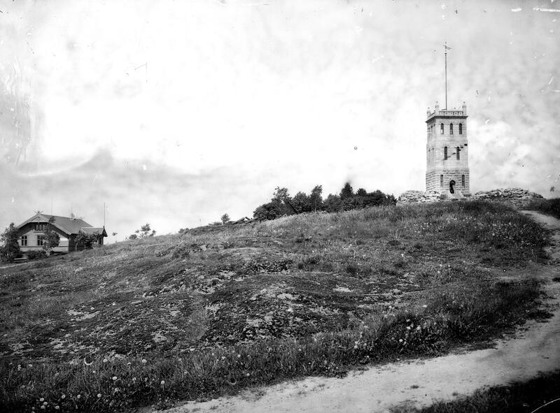 Slottsfjellet med Slottsfjelltårnet og Tønsberg Museum (med den arktiske og den etnografiske avdelingen) i 1908, Slottsfjellsmuseets fotosamling, Vestfoldmuseenes FotoWeb. (Foto/Photo)
