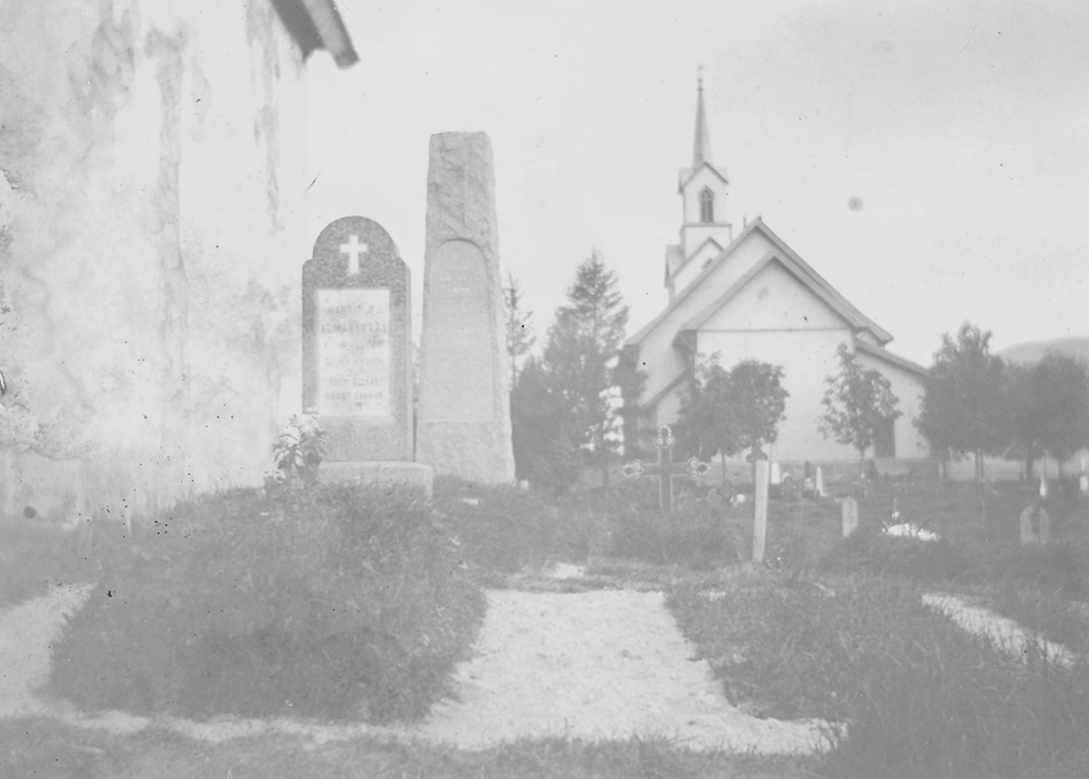 Almankås gravstad ved Bø gamle kyrkje.