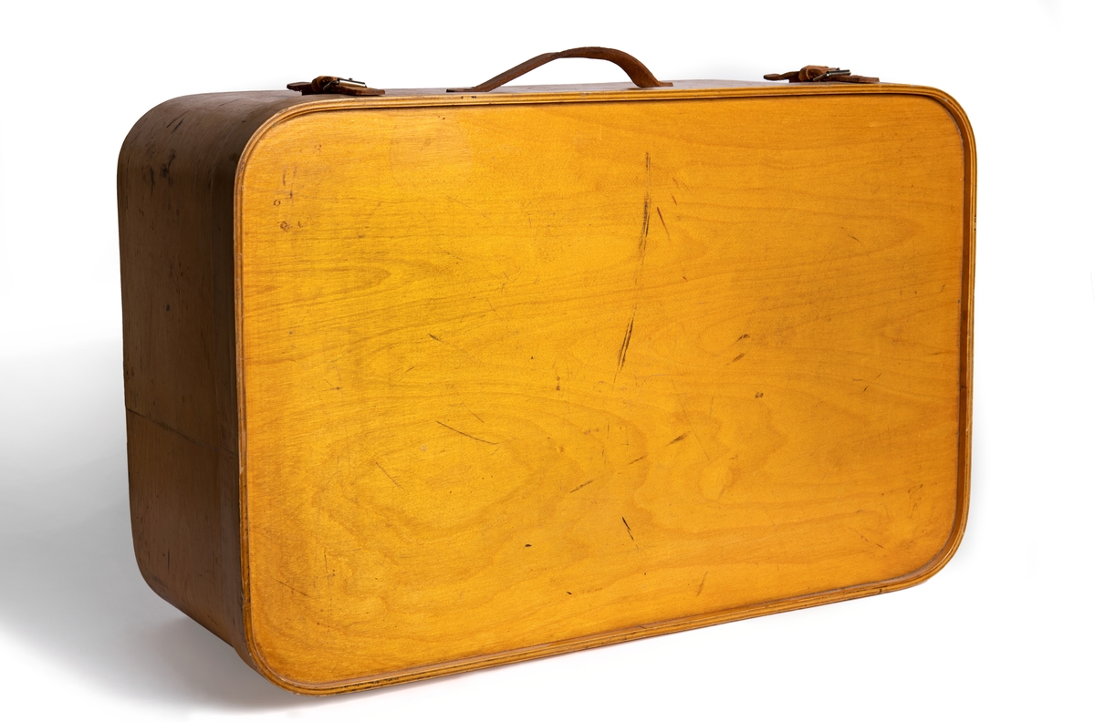 Resväska i fanér som togs med av familjen Rosen på flykt från Nargö, Estland den 4 november 1943.
