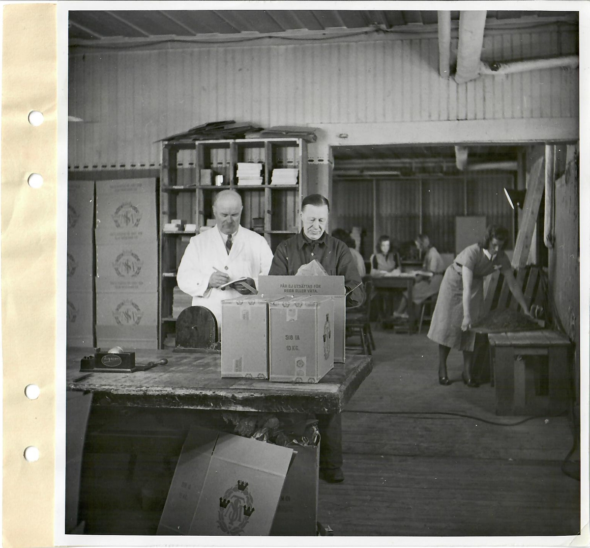Bilder vid filminspelning i "gamla" Arvika fabriken 27/3-3/4-1941
Packning och expedition
