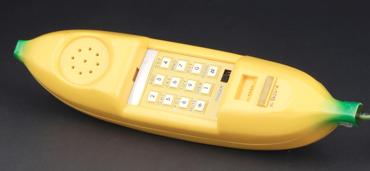 Bildet viser en gul telefon som ser ut som en banan - vi ser tastatur med tall midt i.