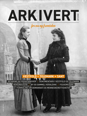 Forsiden til bladet Arkivert. Sorthvitt bildet viser to kjolekledte kvinner som hilser på hverandre, tatt i et fotostudio på slutten av 1800-tallet. Tekst: Vestfold + Telemark = Sant (Foto/Photo)