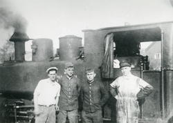 Lokomotivpersonale foran et av damplokomotivene som ble leid