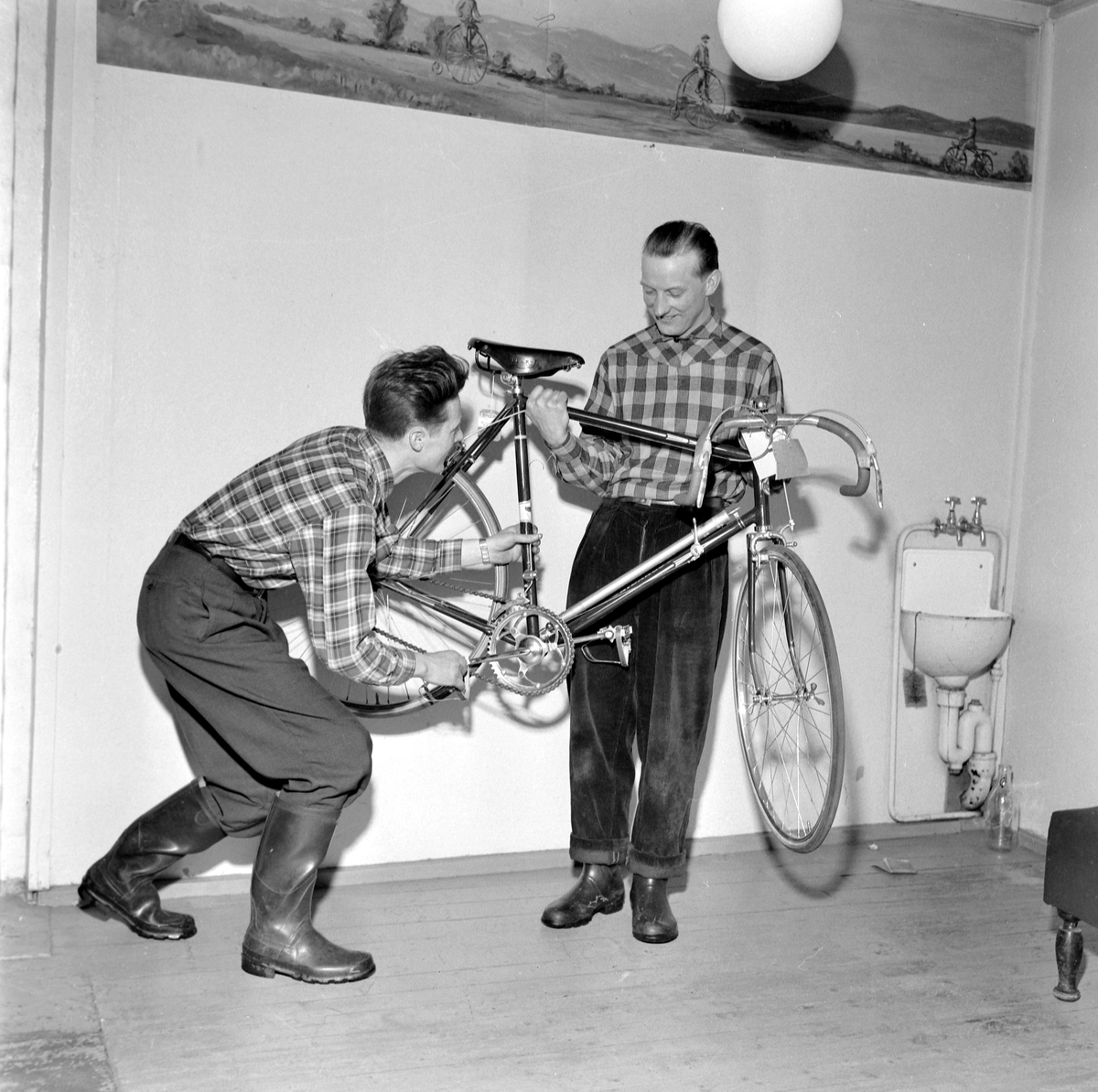 Carl Jacobsen og Kåre Vårvik med sykkel fra Lefstad Sport