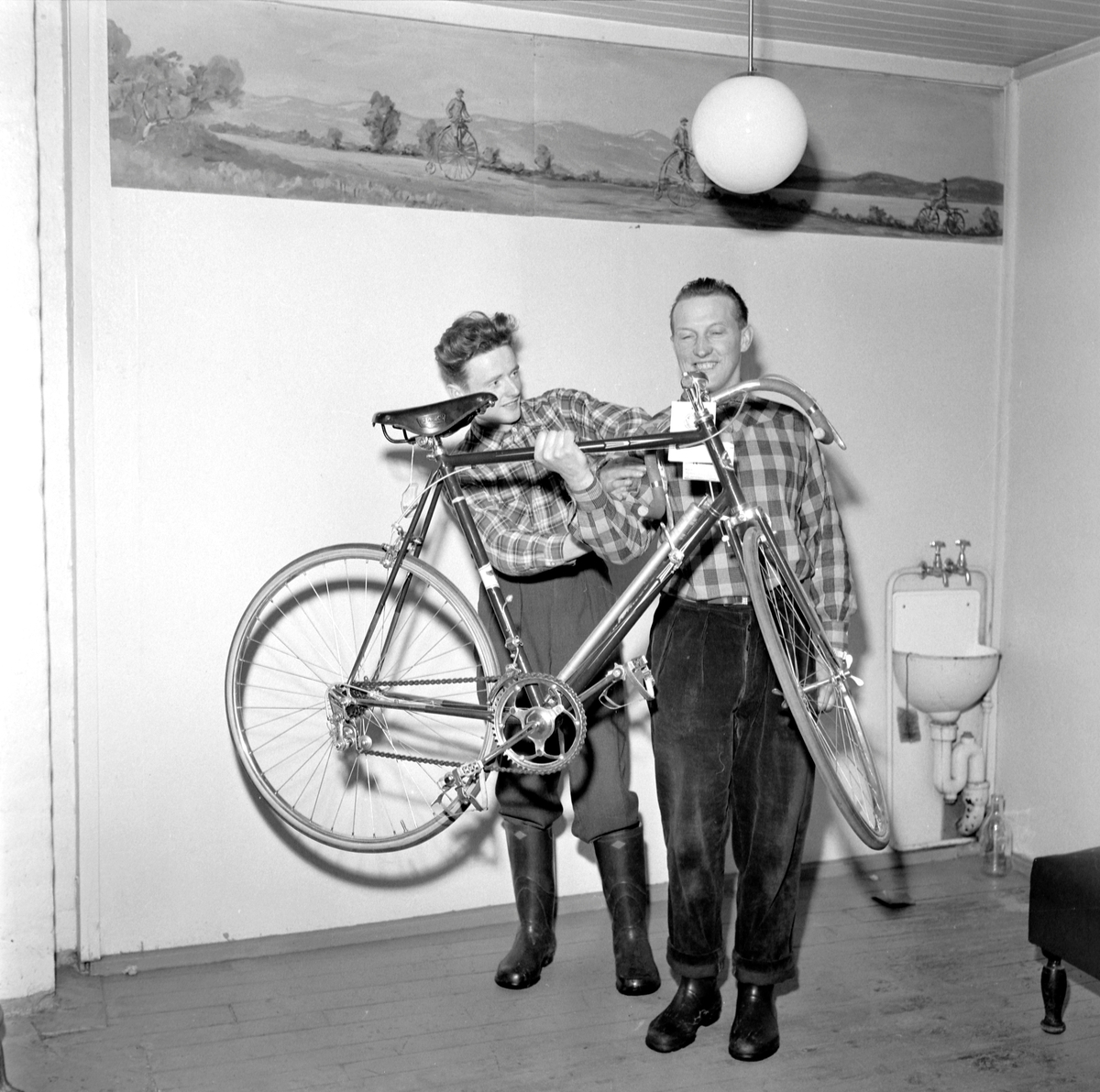 Carl Jacobsen og Kåre Vårvik med sykkel fra Lefstad Sport