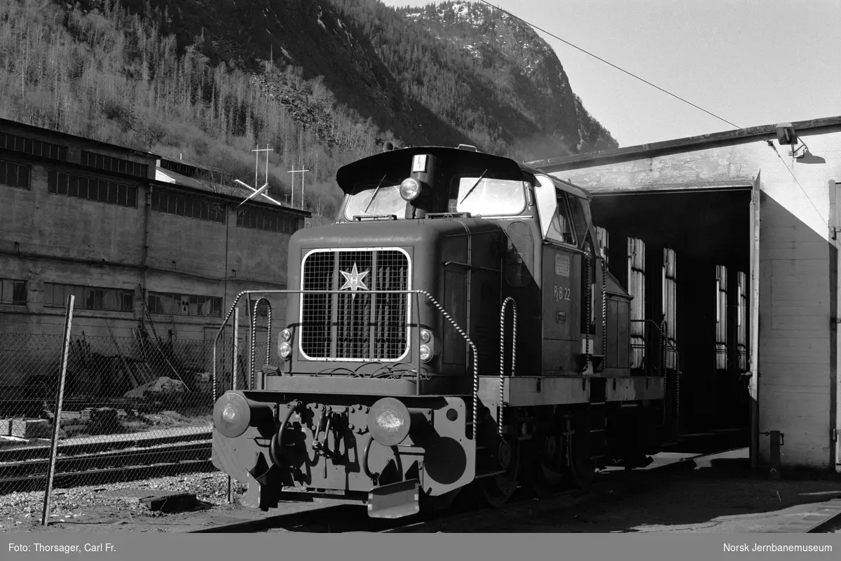 Rjukanbanens diesellokomotiv nr. 22 utenfor lokomotivstallen på Rjukan stasjon