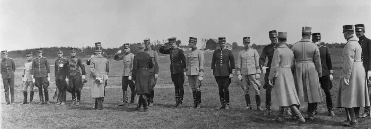 Inspektion av Flygkompaniet på Malmen, 1918. Generalerna Karl Amundson och Axel Odelstjerna m.fl. inspekterar manskapet på flygfältet.
