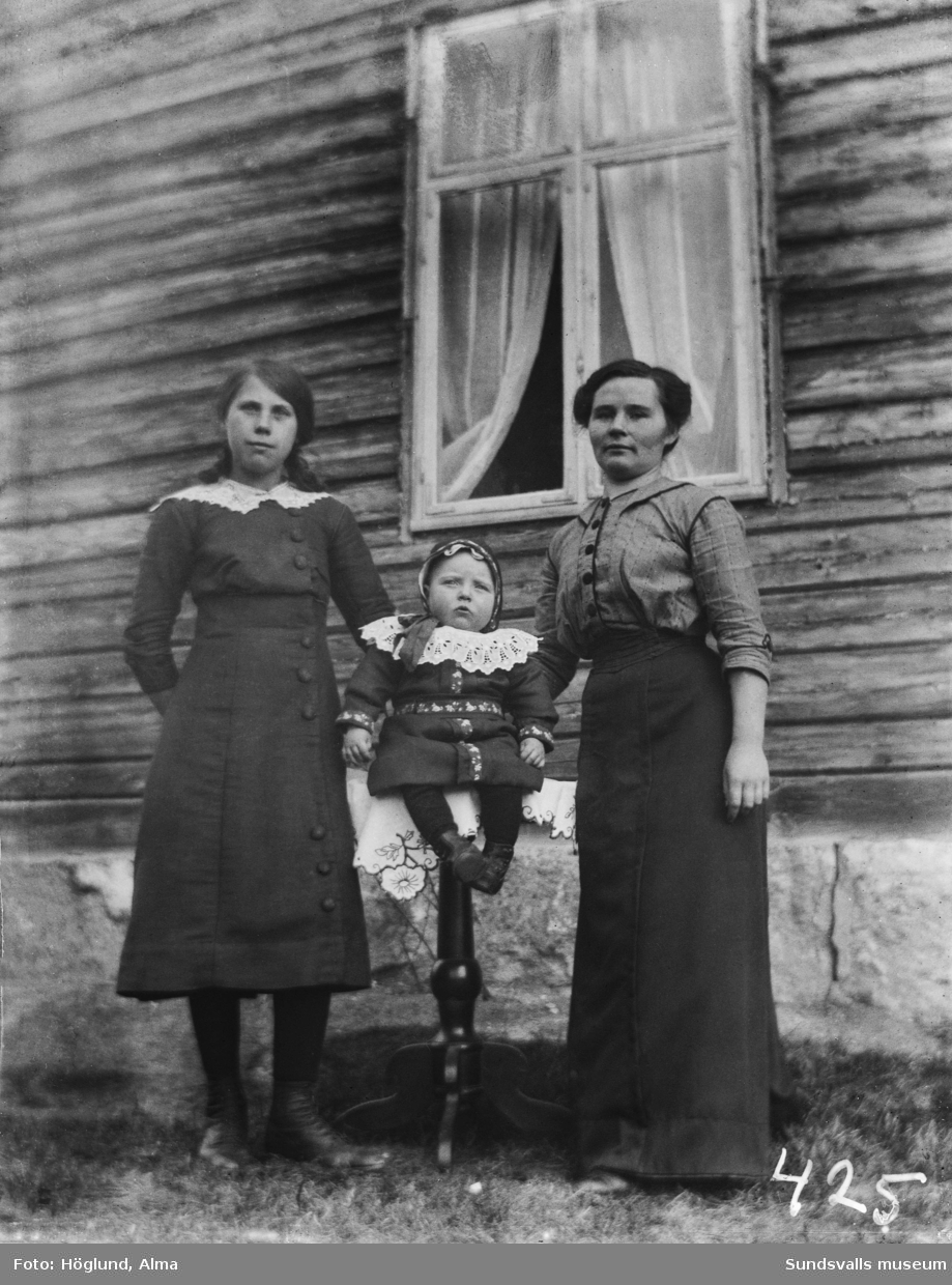 Porträttbild med en kvinna, en flicka och ett litet barn.