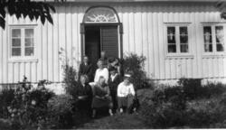 Familiegruppe foran inngangen, Langøy hovedgård