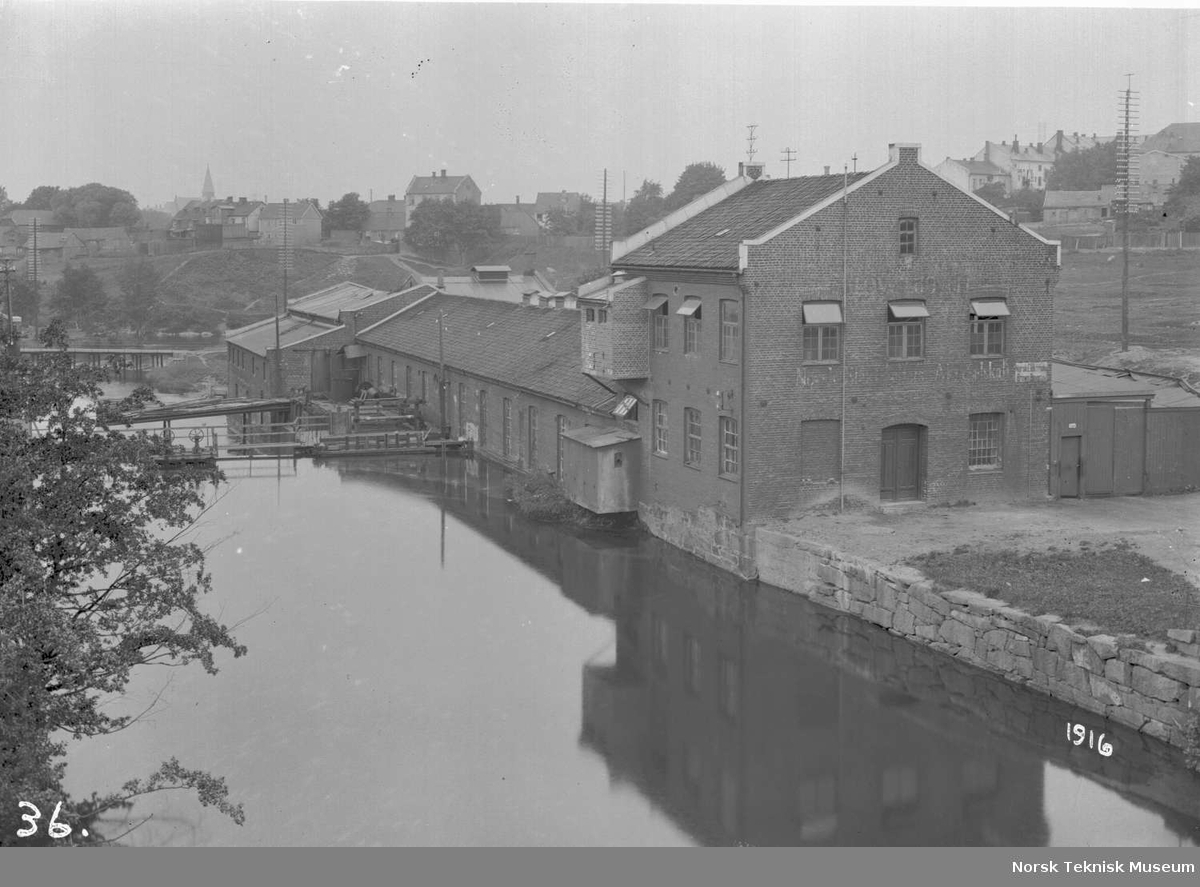 NEBB's fabrikk på Vøien sett fra dammen