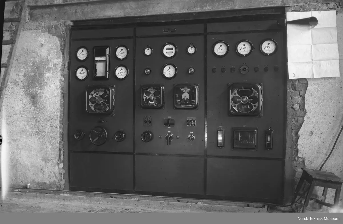 NEBB's verksteder på Skøyen; prøving av en av de to 26500 kVA generatorene som ble bestilt i 1930 av A/S Saudafallene til kraftverket Sauda III, generatorene var den gang Norges største; hver generator veide 210 tonn, og for å makte oppgaven måtte NEBB utvide kapasiteten i verksteder og prøvestasjoner på Skøyen betydelig, krankapasiteten ble øket fra 30 til 85 tonn