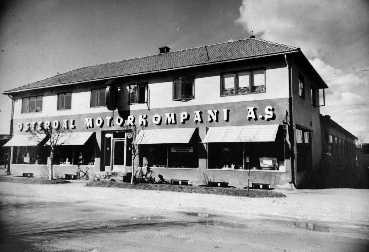 Østerdal Motorkompani AS, butikken, 1953.