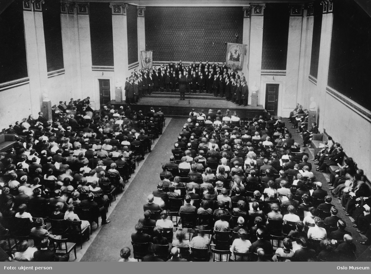 Universitetet, interiør, aulaen, konsert, sangkor, Kristiania Arbeidersangforenings 50-årsjubileum, publikum, faner