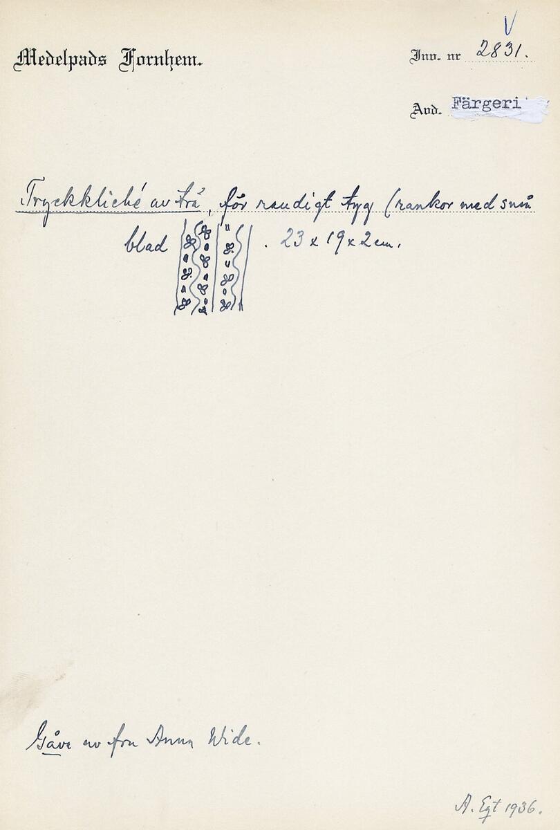 Från Sundsvall.

"Tryckkliché av trä, för randigt tyg (rankor med små blad). - 23 x 19 x 2 cm. - Gåva av fru Anna Wide." (skiss) (ur lappkatalogen, Arvid Enqvist 1936)

