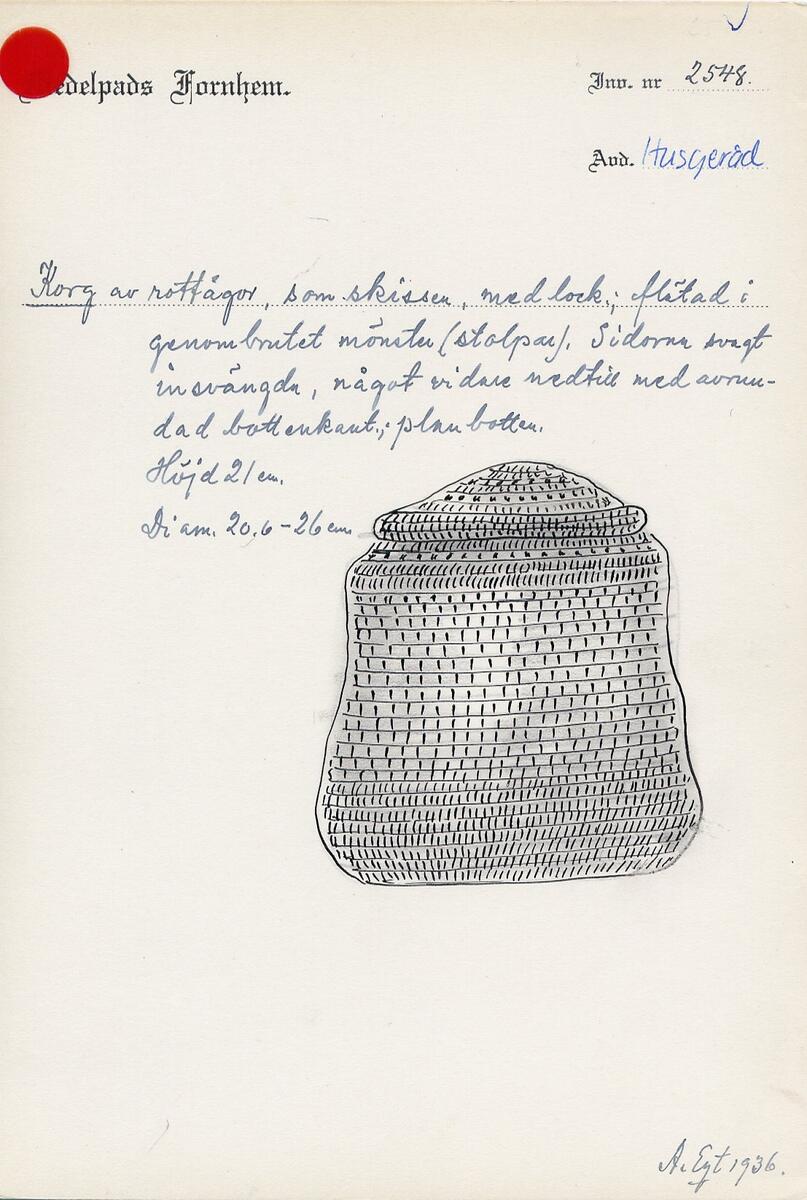 "Korg av rottågor, som skissen, med lock flätad i genombrutet mönster (stolpar). Sidorna svagt insvängda, något vidare nedtill med avrundad bottenkant plan botten. - Höjd 21 cm. Diam. 20,6 - 26 cm." (skiss) (ur lappkatalogen, Arvid Enqvist 1936)


