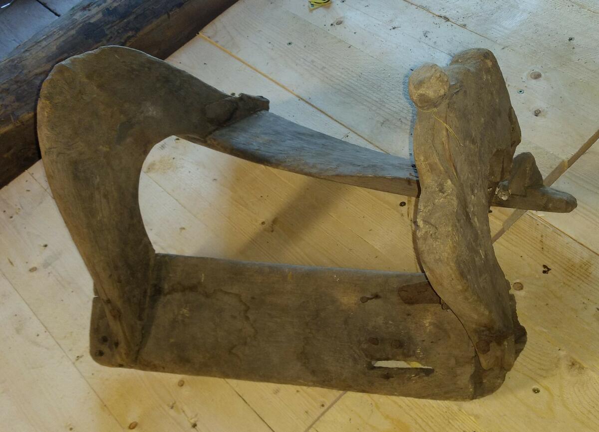 Enligt Inventarieboken I: "Klöfjesadel med bännare, märkt 1768 d. 5 juni M.O.S. farfar till gifvarens morfar." Gifvare "Hemmansäg. N.A. Bergman, Svedje, Njurunda."

(se MFF2859)

Anm: Klövjning (att klövja) är transport med packdjur som bär last på ryggen. Ofta används särskilda klövsadlar eller packväskor som hänger på båda sidor om djuret för jämn fördelning av vikten. Klövjning används särskilt i oländig terräng, där hjultransporter är omöjliga.
Källa: Wikipedia