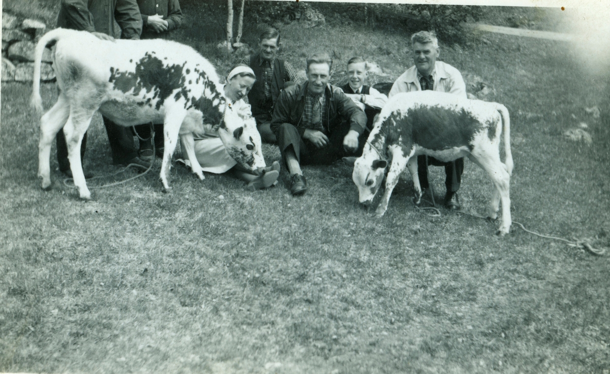 Gruppebilde i Mekkel-Bakken i 1941. Fra venstre Ragnhild Olavsbråten Karlsen, Johan Køllen Karlsen, Haakon Hansen. Bak Ola Køllen og Ola V. Stake