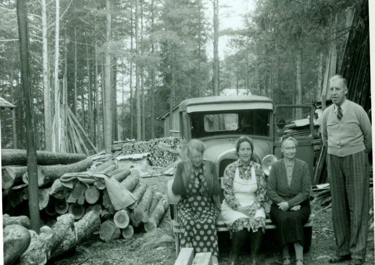 Gruppebilde. Fra venstre Margit Køllen Torkildsen, Marit Fremo Køllen, Kari Køllen Rime og Bernhard Torkildsen. 
Bilen er ein Ford A 1928-29 modell.