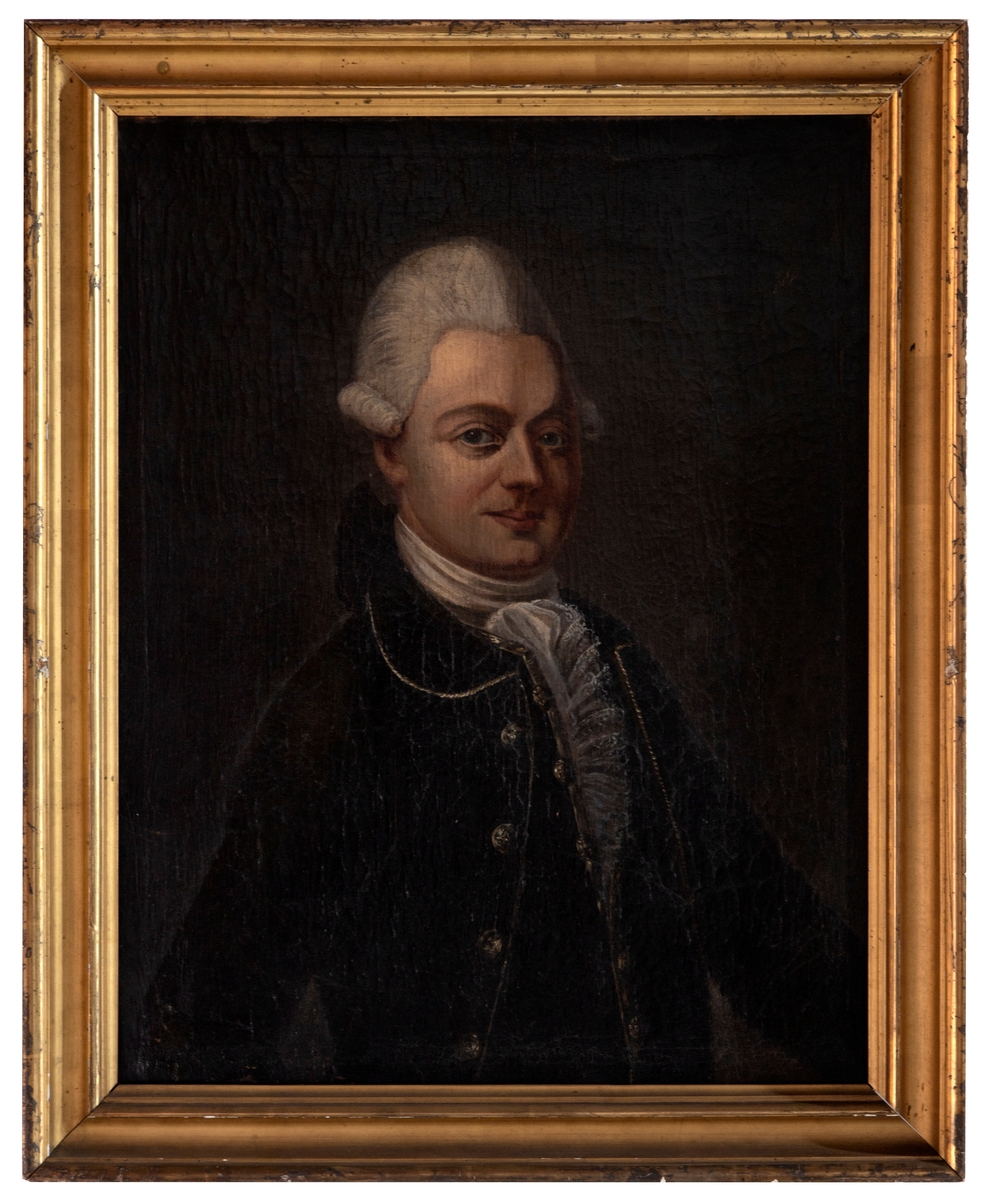 Portrett i halvfigur av en ung mann med blå øyne og hvitt parykk. Han er iført en mørk jakke med rund krage og hvitt halsbind.