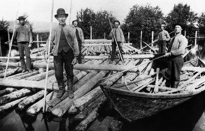 Gammelt foto av fløtere med tømmer og robåt.. Foto/Photo