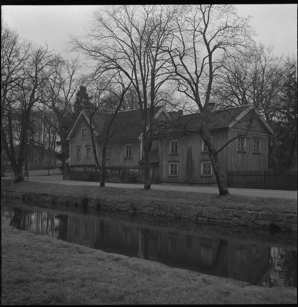 Åmanska fastigheten sedd från Bryggaregatan ner mot Stationshuset. Dec 1950.