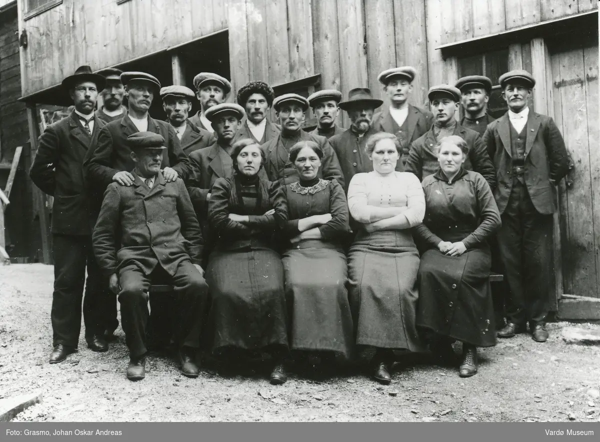 Gruppebilde av fiskeindustriarbeidere i Vardø, ca. 1915