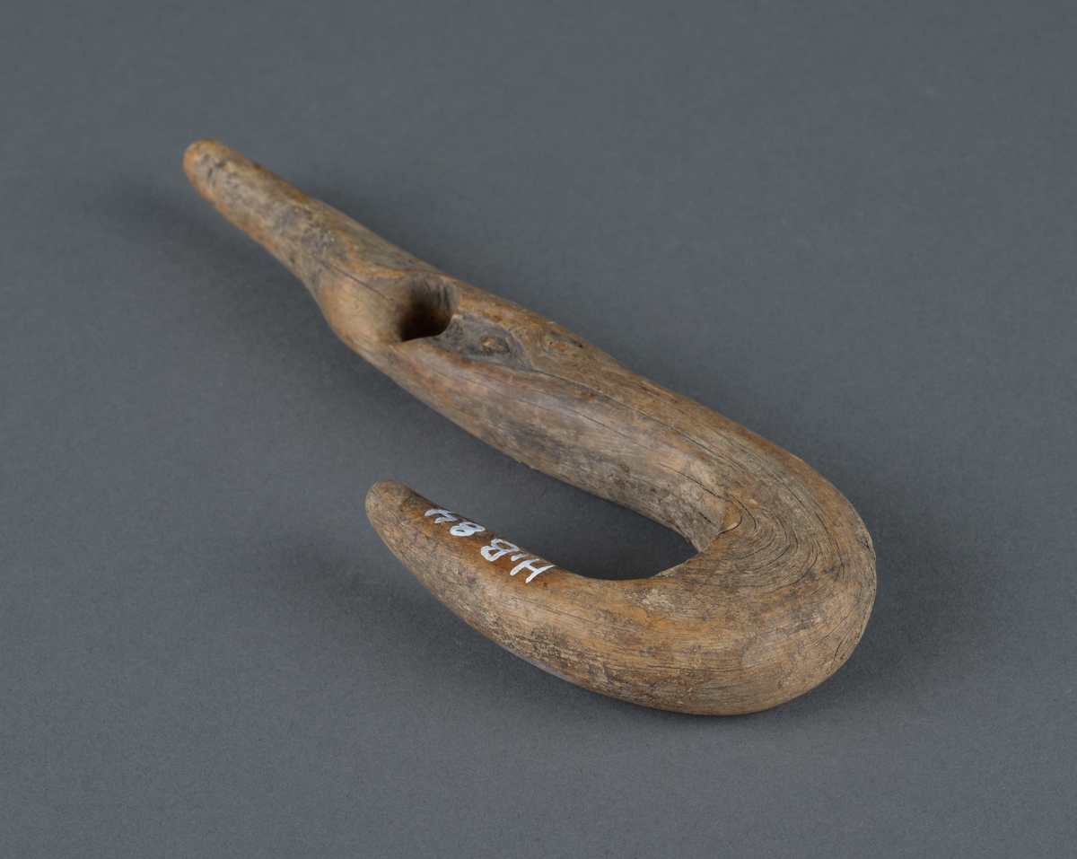 Form: Trekrok med hull
Krok til bruk på gammelt vasstre (børtre).