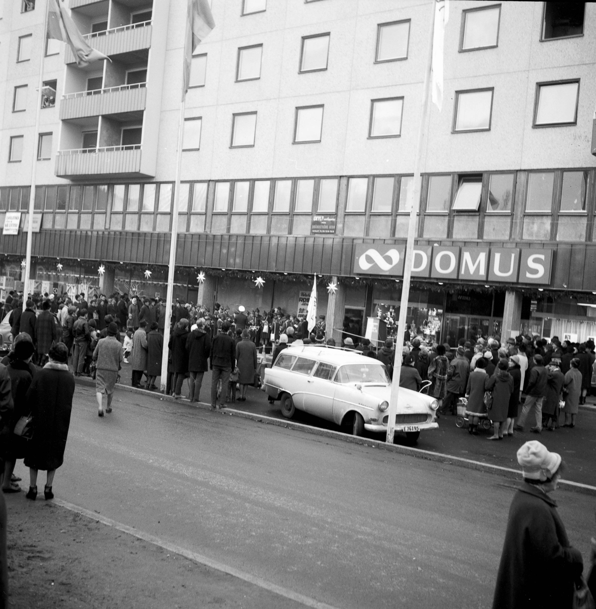 Invigning av Domus, ett nytt varuhus vid Kungsgatan i Huskvarna år 1966. nuvarande Rosengallerian.