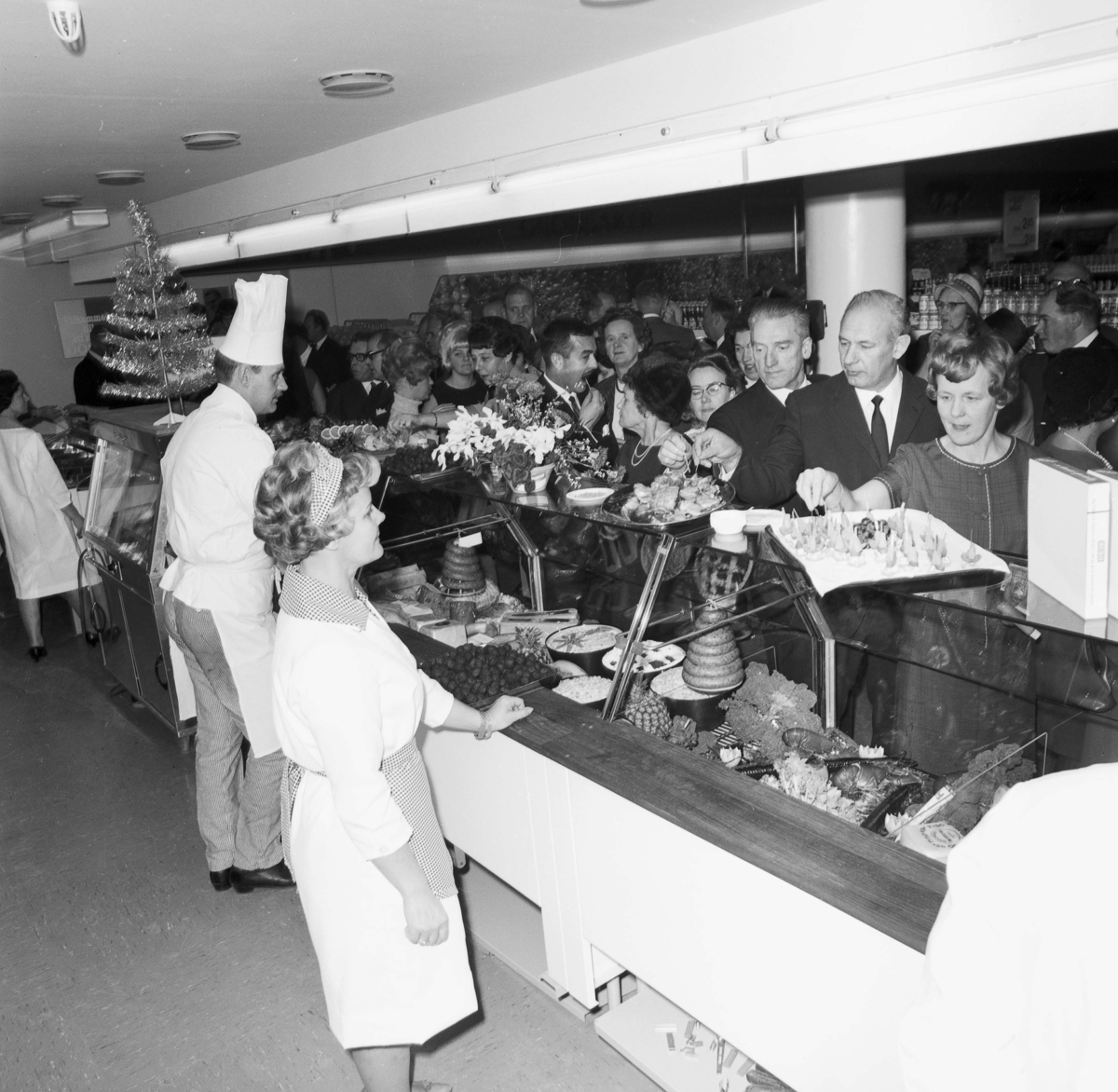 Smakprovning vid invigningen av varuhuset Domus i Huskvarna år 1966. I nuvarande Rosengallerian.