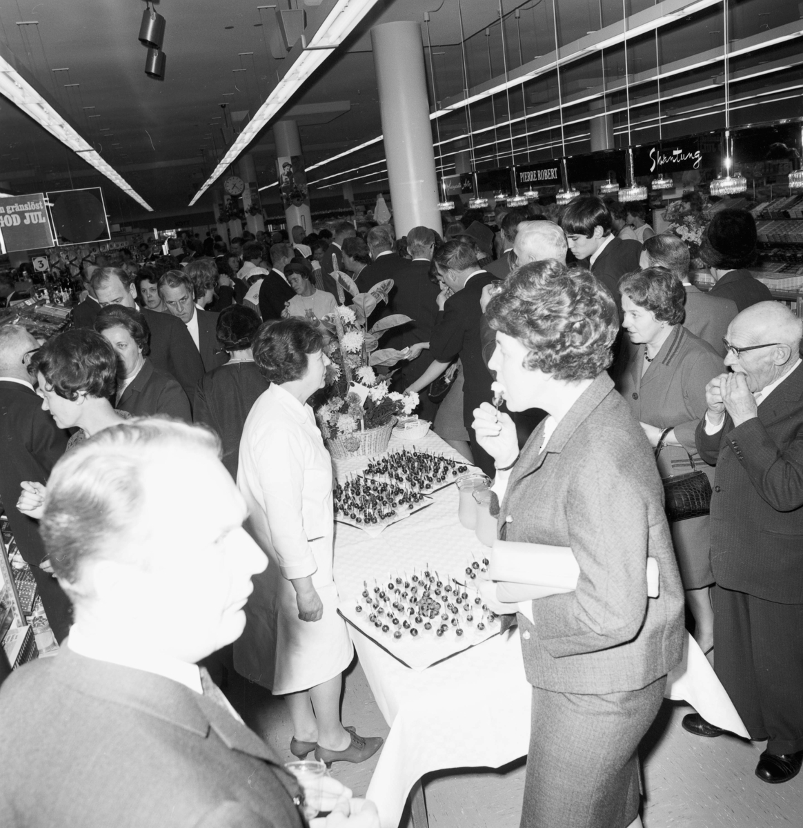 Smakprovning vid invigningen av varuhuset Domus, Huskvarna år 1966. I nuvarande Rosengallerian.